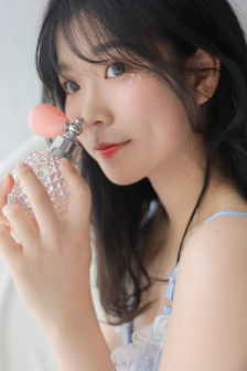 男人撕开奶罩揉吮奶头GIF